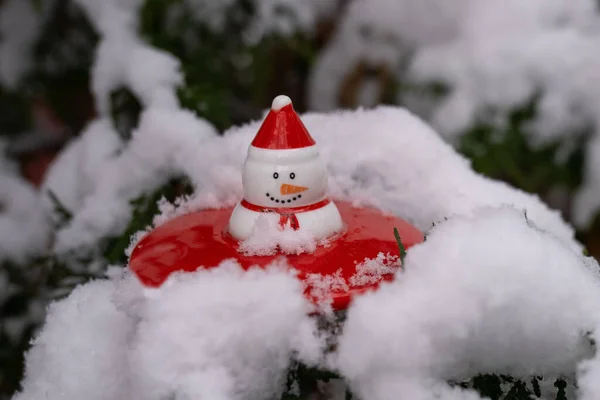 Bałwan Zabawka Czerwonym Kapeluszem Siedzi Śniegu Dekoracja Choinkowa Gałęzi Choinki — Zdjęcie stockowe