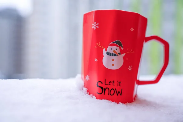 Boże Narodzenie Ceramiczny Czerwony Kubek Nadrukiem Bałwana Niech Śnieg Frazę — Zdjęcie stockowe