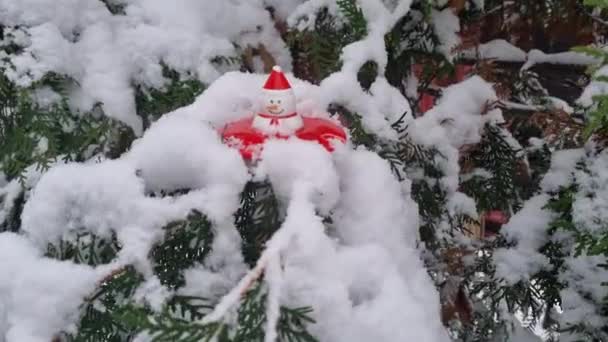 Boneco Neve Brinquedo Com Chapéu Vermelho Sentado Neve Decoração Natal — Vídeo de Stock