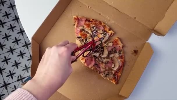Mujer Corte Mano Deliciosas Rebanadas Pizza Caja Cartón Mesa Cuchillo — Vídeo de stock