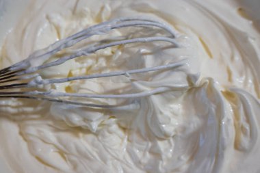 Bir kase kremayı çırpıcılı, maskaranın yumuşak krem peynirli, pişirme işlemiyle kapatın. 