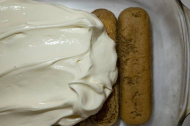 tiramisu popüler İtalyan tatlı malzemeleri: mascarpone yumuşak krem peynir ve savoiardi bisküvileri, pişirme süreci