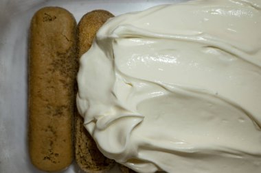 tiramisu popüler İtalyan tatlı malzemeleri: mascarpone yumuşak krem peynir ve savoiardi bisküvileri, pişirme süreci