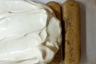 tiramisu popüler İtalyan tatlı malzemeleri: mascarpone yumuşak krem peynir ve savoiardi bisküvileri, pişirme süreci