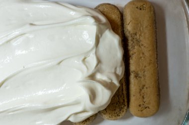 tiramisu popüler İtalyan tatlı malzemeleri: mascarpone yumuşak krem peynir ve savoiardi bisküvileri, pişirme süreci