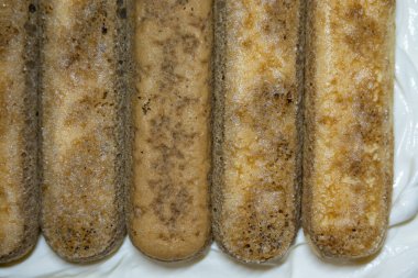 tiramisu popüler İtalyan tatlı malzemeleri: mascarpone yumuşak krem peynir ve savoiardi bisküvileri, pişirme süreci