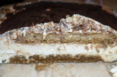 Ev yapımı tiramisu tarifi, yarım dilim pasta, tiramisu tatlı tabağı manzarası, evde yemek pişirme.