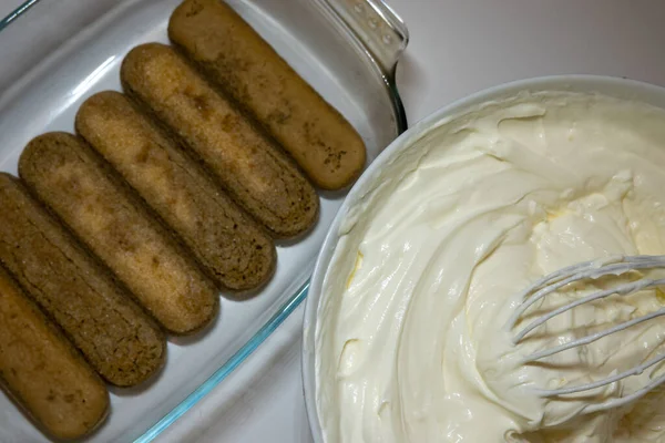 调味调味的提拉米苏配料 在碗中加入香草饼干和乳酪软脂奶酪 在厨房里烹调 — 图库照片
