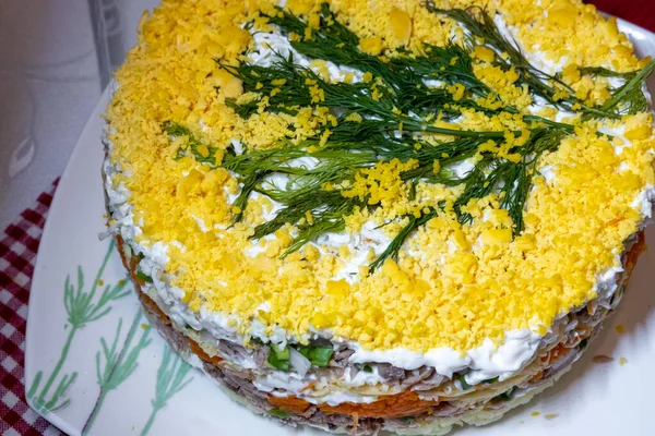 통조림 달걀로 장식된 마요네즈 러시아우크 라니아 축하식 샐러드 — 스톡 사진