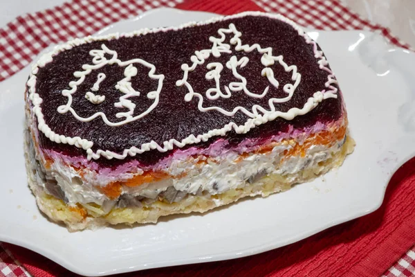 头戴皮衣的鲱鱼 用甜菜甜菜做的分层沙拉 装饰有蛋黄酱 俄国的乌克兰菜 后苏联国家的新年庆祝沙拉 — 图库照片