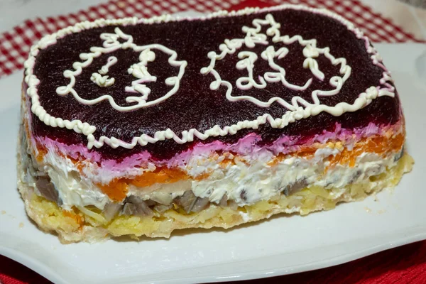 头戴皮衣的鲱鱼 用甜菜甜菜做的分层沙拉 装饰有蛋黄酱 俄国的乌克兰菜 后苏联国家的新年庆祝沙拉 — 图库照片