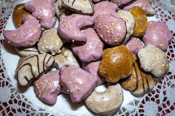 Close Άποψη Μιας Ποικιλίας Από Σπιτικά Μπισκότα Μελόψωμο Χρωματισμένα Ζάχαρη — Φωτογραφία Αρχείου