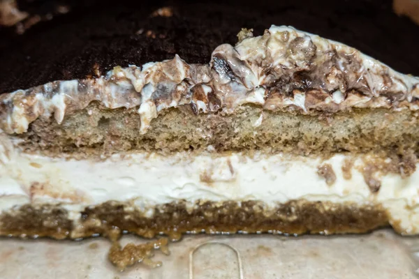 Σπιτική Συνταγή Τιραμισού Μισοκομμένο Κέικ Στο Πιάτο Θέα Των Στρωμάτων — Φωτογραφία Αρχείου