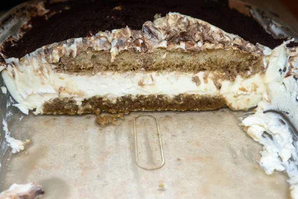 自制的提拉米苏菜谱 半切盘蛋糕 看到提拉米苏甜点层 在家做饭 — 图库照片