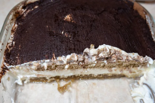 Hausgemachtes Tiramisu Rezept Halb Geschnittener Kuchen Auf Teller Blick Auf — Stockfoto