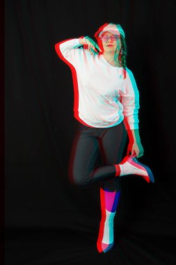 Siyah arkaplanda poz veren şık kadın modeli, rgb rengi bölünmüş, soyut fütüristik yaratıcı biçim 