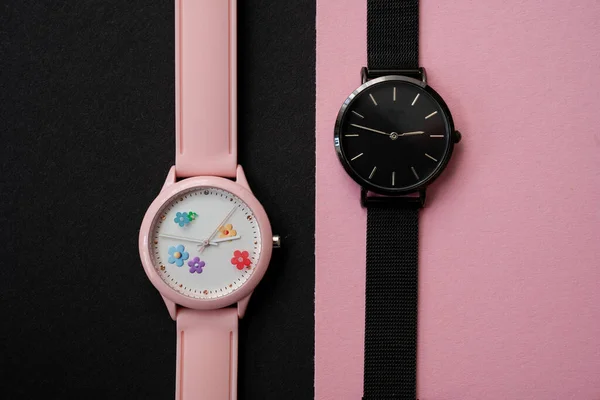 Relojes Mano Modernos Sobre Fondo Rosa Negro Vista Superior Disposición — Foto de Stock