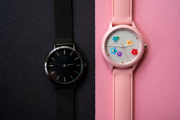 黑色粉红背景的现代手表 顶视图 扁平的产品布局 创造性的时间表达 — 图库照片