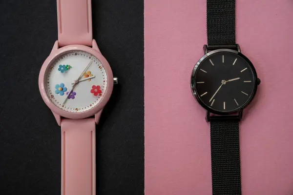 Relojes Mano Modernos Sobre Fondo Rosa Negro Vista Superior Disposición — Foto de Stock