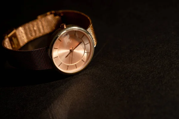 Relógio Pulso Ouro Luxo Fundo Escuro Tempo Valioso Acessório Caro — Fotografia de Stock