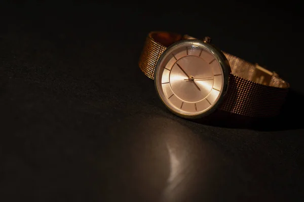 Relógio Pulso Ouro Luxo Fundo Escuro Tempo Valioso Acessório Caro — Fotografia de Stock