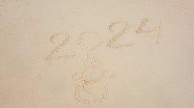 Kum Adam Kardan Adam ve Yeni 2024 Yıllık Kum Adam yazıtları. İyi tatiller. Mutlu Noeller ve mutlu tropikal yıllar. Plajda bayramı kutlayalım..