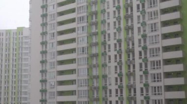 Kış manzarası, şehirde şiddetli kar yağışı, yeni bir apartmanın pencere manzarası, şehirde ilk kar. 