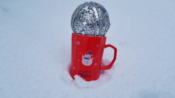 Röd Mugg Med Jul Snögubbe Tryck Låt Det Snö Stående — Stockvideo