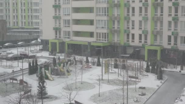 Winterlandschap Zware Sneeuwval Stad Raamzicht Vanuit Een Nieuw Modern Appartementencomplex — Stockvideo