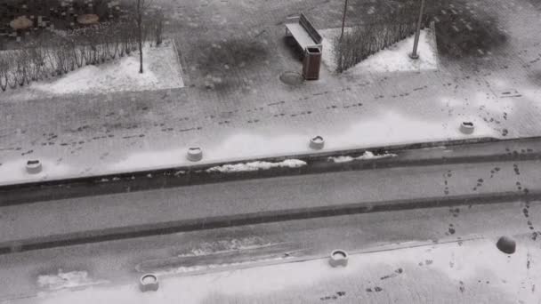 Вид Воздуха Дорогу Городе Шаги Заснеженной Дороге Первый Снег Улице — стоковое видео