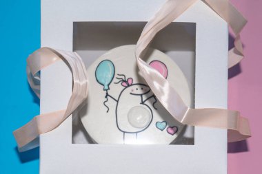 Bebek cinsiyeti şirin pasta izlerini ortaya çıkarıyor: pembe ve mavi balonları olan hamile kadın. Kutlama partisi pastası beyaz kapak kutusunda