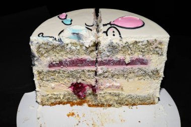 Haşhaş tohumlu vişneli kek ve peynirli kek bölümü. Yarısı ve dilimlenmiş fırın, mutfakta kutlama pastası yemek, siyah arka planda tatlı yemek. 