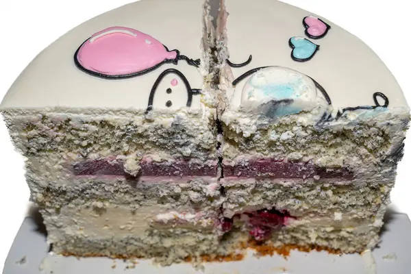 씨앗과 케이크 섹션에 채우는 스폰지 케이크 절반과 부엌에서 접시에 케이크를 — 스톡 사진
