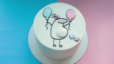Bebek cinsiyeti, ev yapımı şirin bir pasta olduğunu gösteriyor: pembe ve mavi balonları olan hamile kadın. Kutlama partisi pastası. Bebek partisi. Kız mı erkek mi? video