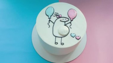 Bebek cinsiyeti, ev yapımı şirin bir pasta olduğunu gösteriyor: pembe ve mavi balonları olan hamile kadın. Kutlama partisi pastası. Bebek partisi. Kız mı erkek mi? video