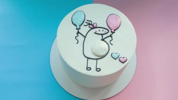 赤ちゃんの性別はかわいい自家製ケーキを明らかにします ピンクとブルーの風船を持つ妊婦 お祝いパーティーケーキ ベイビーシャワー 男の子か女の子か ビデオコンテンツ — ストック動画