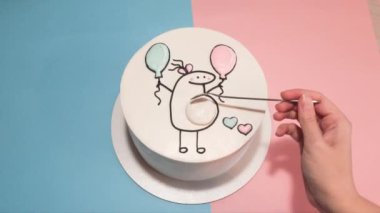 Bebek cinsiyeti, ev yapımı şirin bir pasta olduğunu gösteriyor: pembe ve mavi balonları olan hamile kadın. Kutlama partisi pastası. Bebek partisi. Kız mı erkek mi? Kadın eli kaşıkla bebek cinsiyetini belirlemeye çalışıyor.