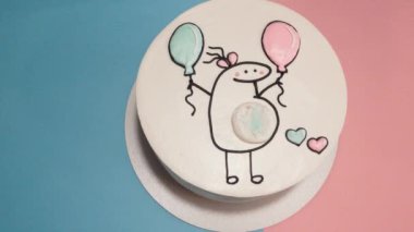 Bir erkek, bebek cinsiyeti şirin bir pasta izi oluşturuyor: pembe ve mavi balonları olan hamile bir kadın. Kutlama partisi pastası. Mavi dolgu boyası. Bebek partisi videosu