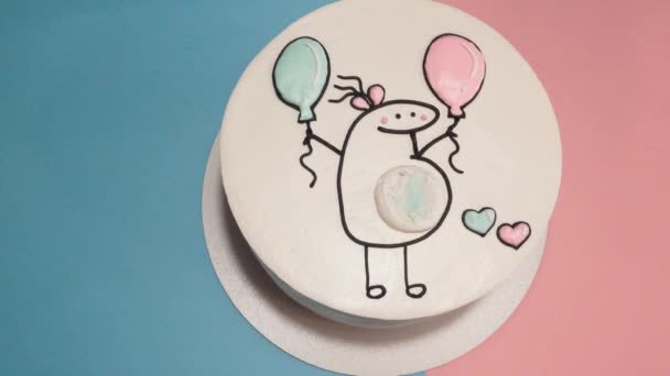 それは男の子 赤ちゃんの性別はかわいいケーキプリントを明らかにします ピンクとブルーの気球を持つ妊婦 お祝いパーティーケーキ 満ちている青い染料 ベビーシャワー ビデオ — ストック動画