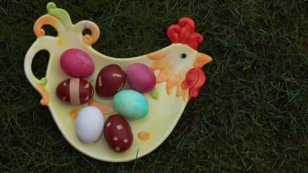 Huevos Pascua Multicolores Teñidos Plato Cerámica Forma Pollo Sobre Fondo — Vídeos de Stock