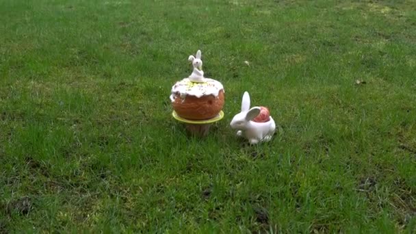 Weißer Osterhase Auf Selbstgebackenem Osterkuchen Mit Sahnehäubchen Auf Einem Teller — Stockvideo