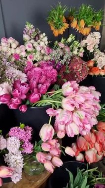 Taze kesilmiş çiçekler bir çiçekçide sergilenir. Satılık bir buket yapmak için çeşitli taze çiçekler. 