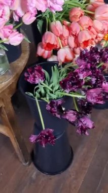 Taze kesilmiş çiçekler bir çiçekçide sergilenir. Satılık bir buket yapmak için çeşitli taze çiçekler. 