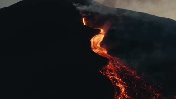 Извержение Вулкана Полуострове Поток Лавы Кратеров Вечером Извергающийся Вулкан Взрывами — стоковое видео
