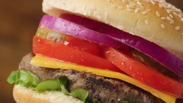 美味多汁的汉堡包 新鲜的配料在镜头前旋转 厨师桌上放有烤牛肉牛排的美味汉堡包 4K镜头近距离拍摄 — 图库视频影像