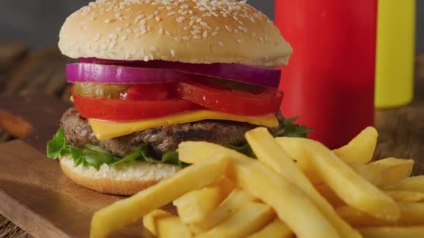 Mňam Šťavnatý Burger Čerstvými Ingrediencemi Otáčejícími Před Kamerou Lahodný Hamburger — Stock video