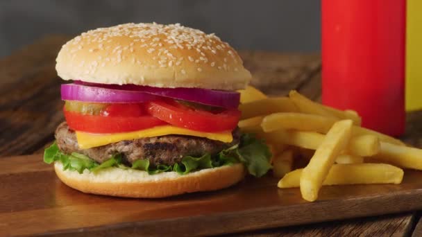 Burger Lezat Dengan Bahan Segar Berputar Depan Kamera Hamburger Lezat — Stok Video