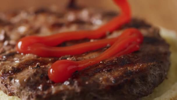 Ketchup Grillezett Húspogácsával Friss Házi Készítésű Grillezett Hamburgerrel Hússal Paradicsommal — Stock videók