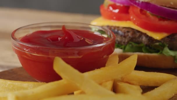 Filmagem Câmera Super Lenta Conceito Fast Food Batatas Fritas Caindo — Vídeo de Stock