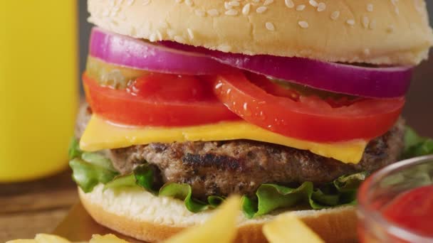 Burger Lezat Dengan Bahan Segar Berputar Depan Kamera Hamburger Lezat — Stok Video